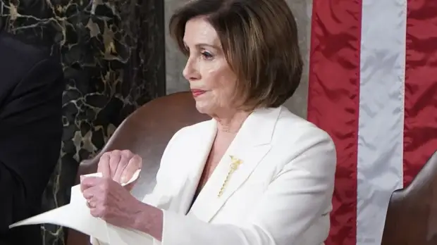 Пелоси порвала текст речи Трампа