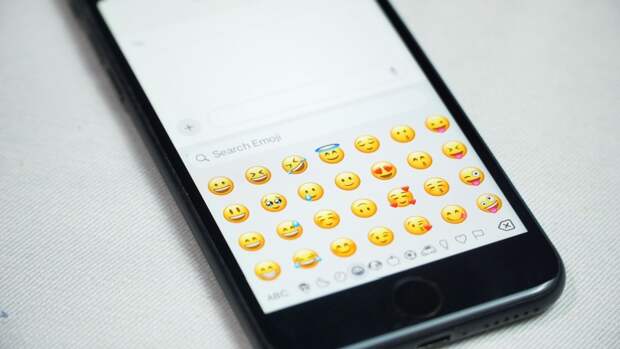 Нужно ли ставить смайлики в деловой переписке, проверили психологи