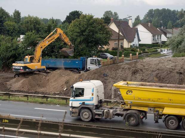 PHOTOS. Les premières images de la construction du mur de Calais