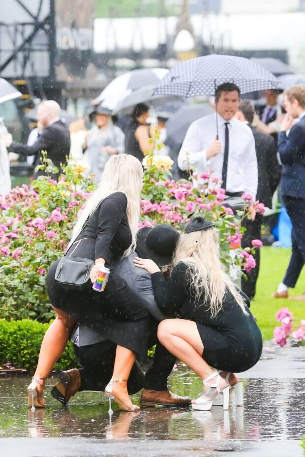 Алкогольный забег: пьяный коллапс на ежегодных скачках в Мельбурне