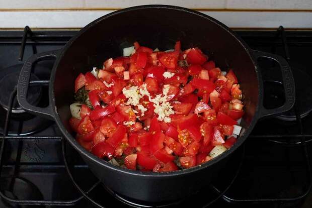 В пересоленное рагу нужно добавить томаты. / Фото: ne-dieta.ru