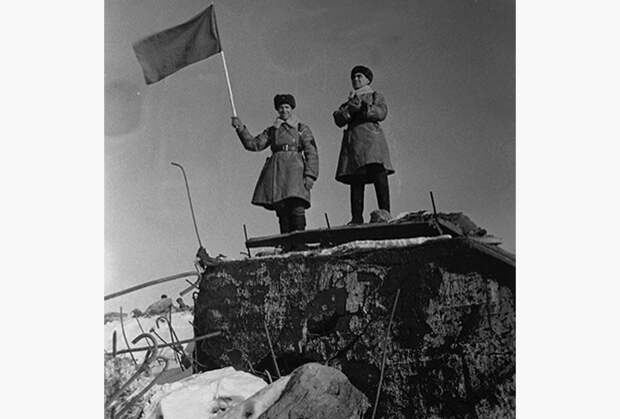 Советские бойцы на взятом доте на Карельском перешейке, 1940 год