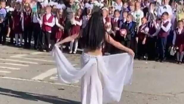 Фото дня: первоклашкам в Хабаровске показали танец живота