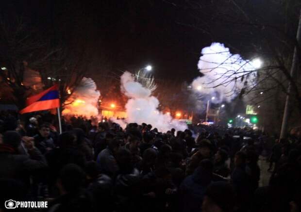 В результате штурма митингующими генконсульства России в Гюмри в больницы попали 14 человек (фото) В результате штурма митингующими генконсульства России в Гюмри в больницы попали 14 человек (фото)