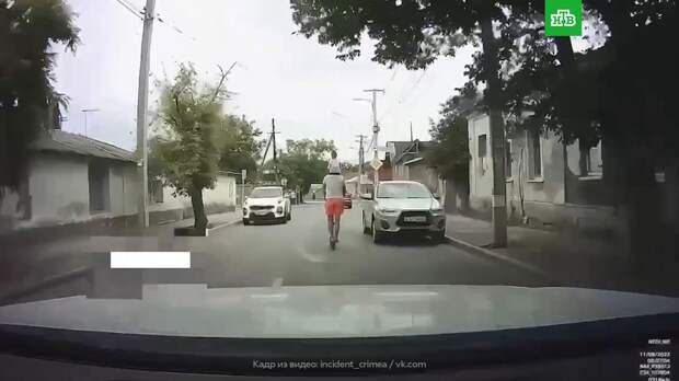 Мужчина проехал на самокате с ребенком на плечах по дороге в Симферополе: видео