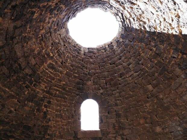 Вид углевыжигательной печи изнутри. /Фото: lwitter.ru