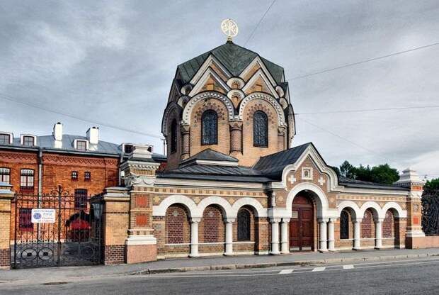 Главный вход в часовню оформлен удивительными колоннами