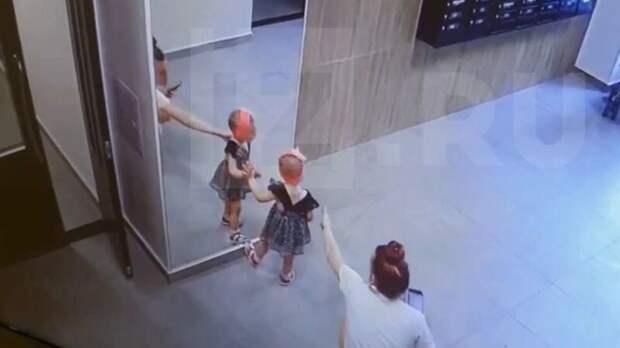 В подмосковных Люберцах огромное зеркало упало на ребёнка в холле многоквартирного дома