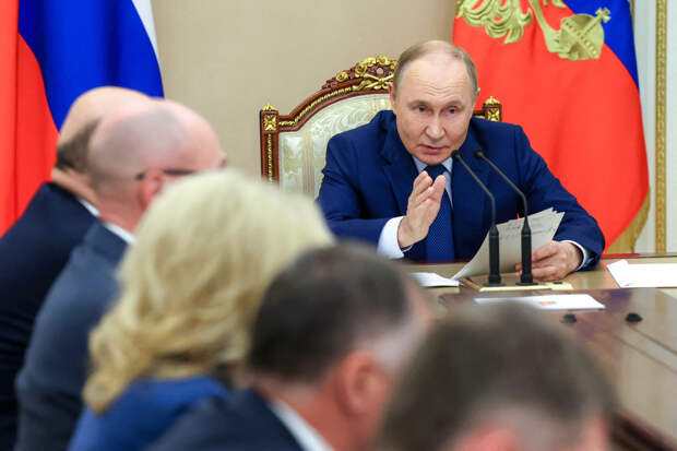 Путин повысил оклады некоторых россиян