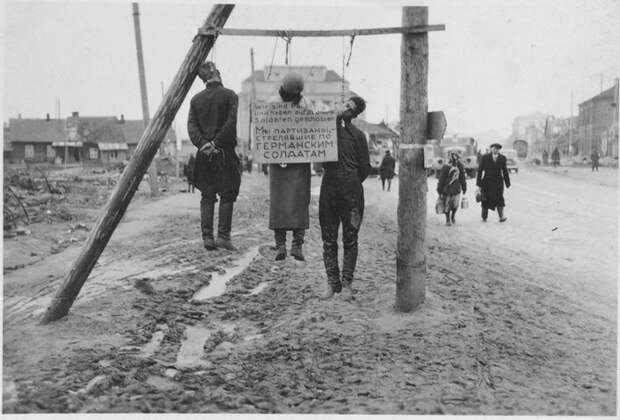 Казнённые немцами местные жители, которые подозревались в связи с партизанами. Минск, Комаровская площадь, 1941 год.