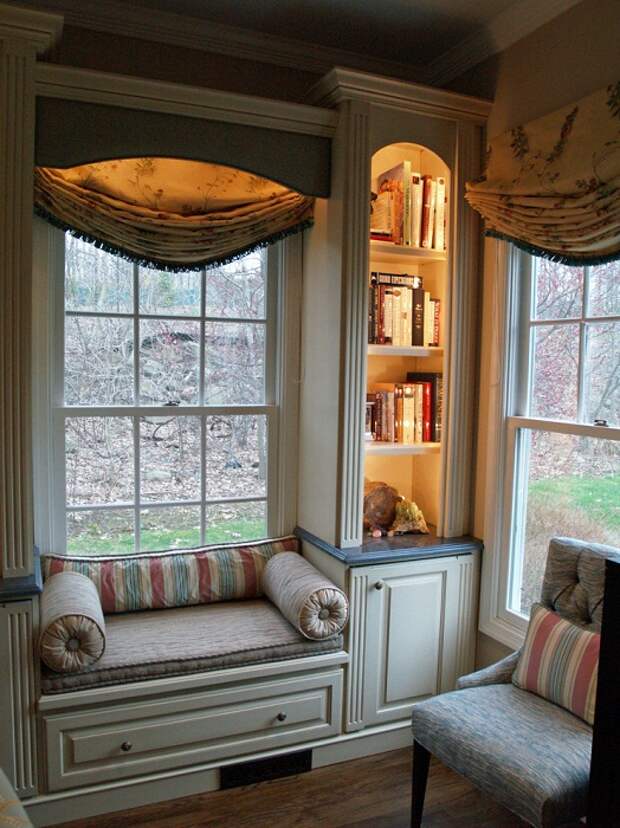 Один из самых лучших вариантов оформления пространства в комнате с помощью размещения в ней диванчика на окне.