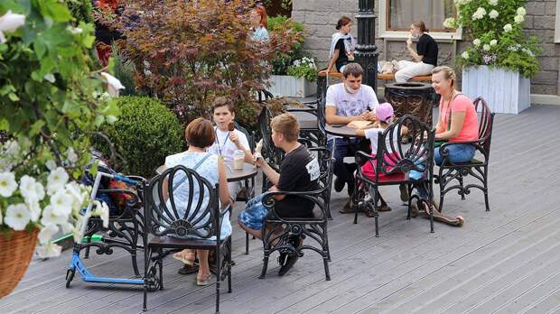 Врач пояснила, как разговоры за столом помогают похудеть