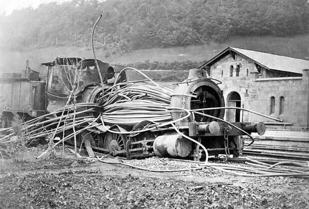 Причудливые винтажные фото паровозов конца 19 века после взрыва котла