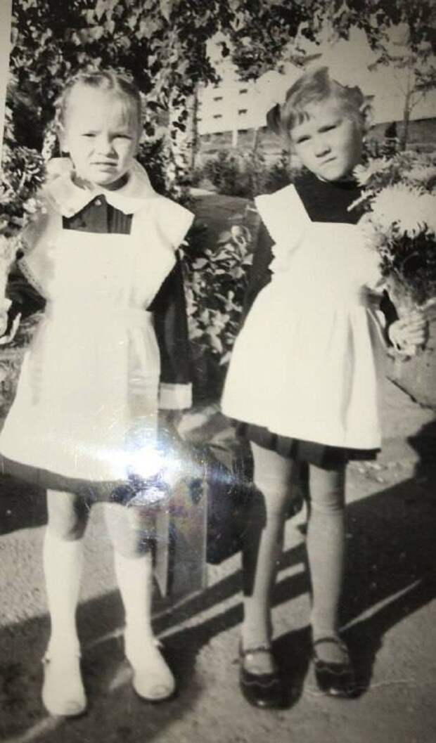 1 класс, 1 сентября 1977 года, г.Чебоксары, 27 школа. Ирина и Лариса. Автор «Ирина».jpg