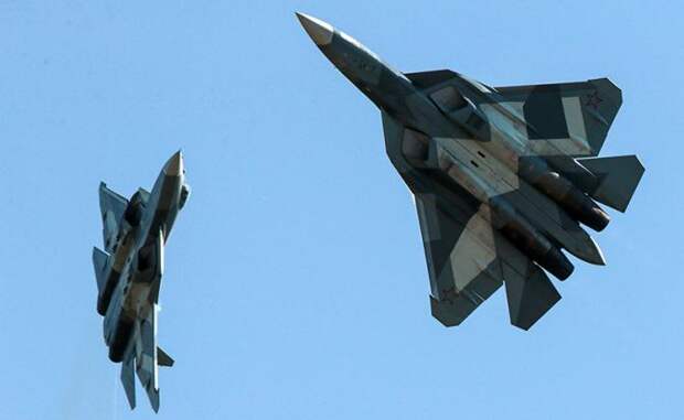На фото: российские истребители пятого поколения Су-57