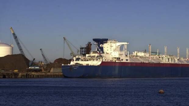 «Мы здесь как заложники»: российский моряк с задержанного в Египте танкера рассказал RT о нехватке еды и воды