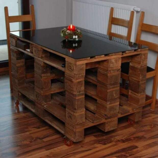 Из нескольких деревянных поддонов можно смастерить обеденный стол, который прекрасно впишется в интерьер.