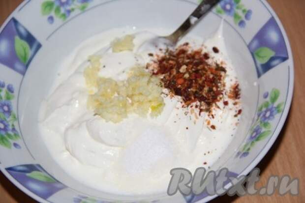 В сметану выложить чеснок, пропущенный через пресс, специи и соль, хорошо перемешать получившийся сметанный соус.