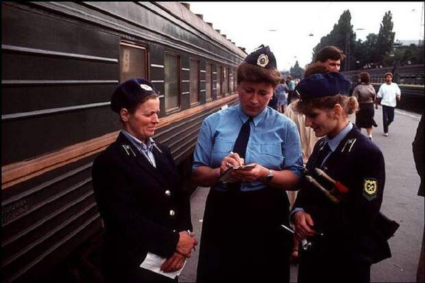 Проводницы на вокзале. СССР, Одесса, 1988 год.