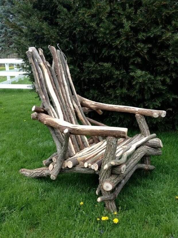 Красивый деревянный стул, который выполнен из деревянных веток станет прекрасным дополнением к интерьеру.