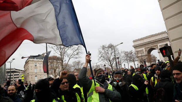 СБУ: Россия устраивает насилие за спиной митингующих во Франции