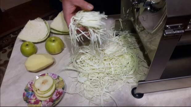 Верный способ тонко нарезать капусту, не используя нож или терку для шинкования