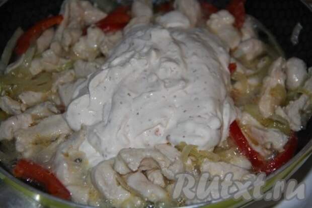 Сметанный соус добавить в сковороду с курицей и овощами, перемешать, убавить огонь до минимума.