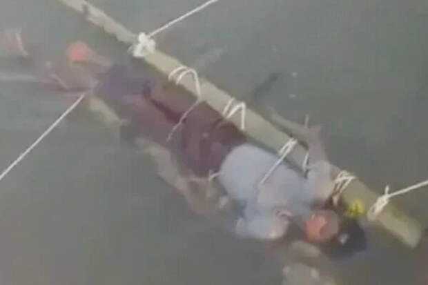 Такие у них традиции: в Индии семья держала сына в водах Ганга, чтобы нейтрализовать яд