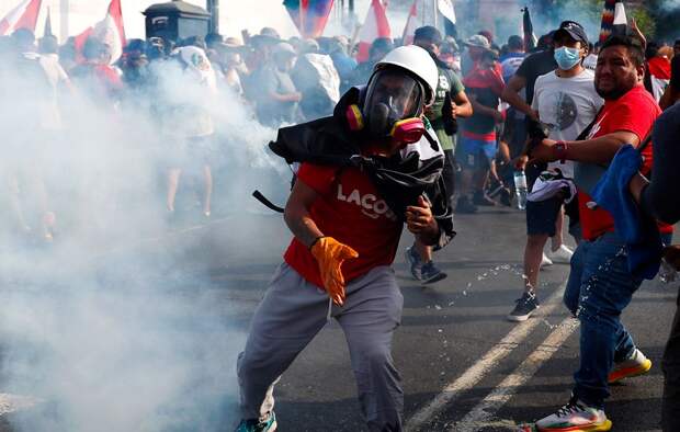 Франция снова бурлит . Массовые расстрелы в Перу .