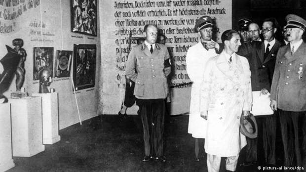 На открытии выставки ''Дегенеративное искусство'' 19 июля 1937 года в Мюнхене