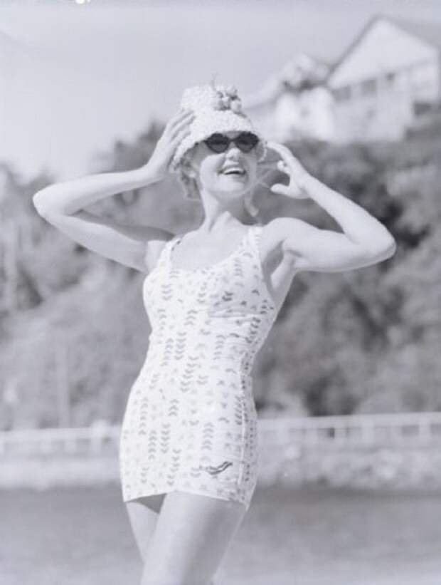 Женщина в модном купальнике. 1960-е годы. Женщина в модном купальнике 1960е годы
