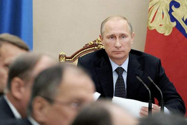 Путин поручил начать с 2018 года переход на рублевые расчеты в портах