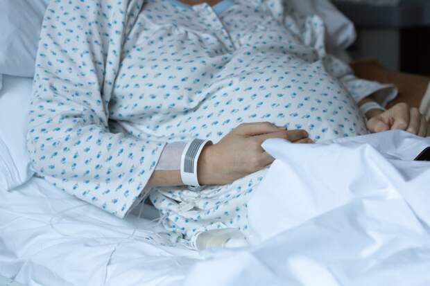 Беременная россиянка заявила о 17 часах ожидания экстренной операции