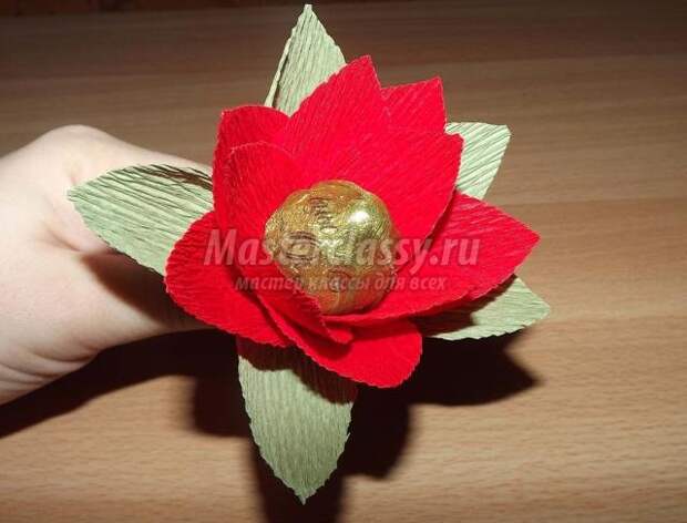 красный конфетный цветок своими руками