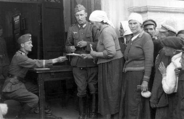 Регистрация населения в оккупированном Могилеве в 1941 году.