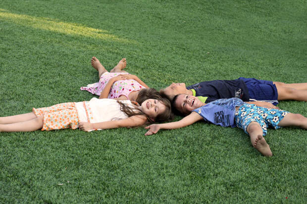 дети лежат на траве и смеются - Дети - Красивые картинки, фото - Галерея картинок - Галерейка