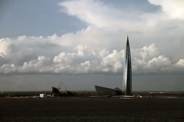 Два частных дома загорелись рядом с небоскребом «Лахта Центр» в Петербурге