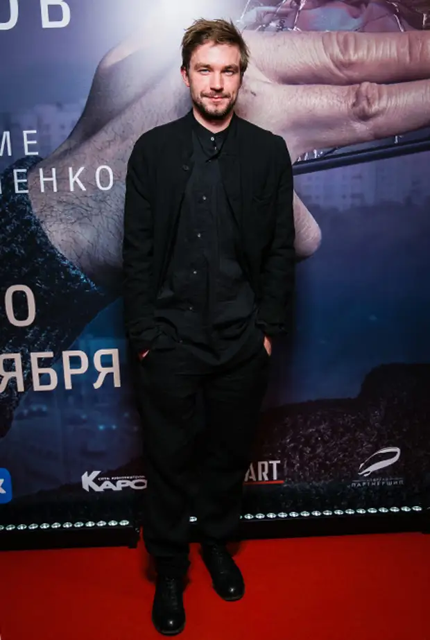 Текст премьера. Александр Петров на премьере фильма огонь. Петров на премьере фильма глубже. Осторожно Собчак и Иван Янковский. С кем сидел Богомолов на премьере в Перми.