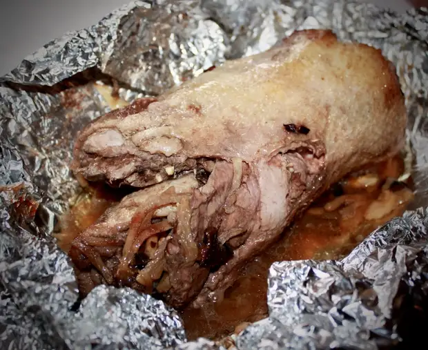 Утка. Рулет с яблоками и черносливом