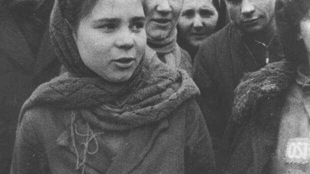 Освобожденные работницы, носящие значки «остарбайтер». Фрагмент фотографии. 1945