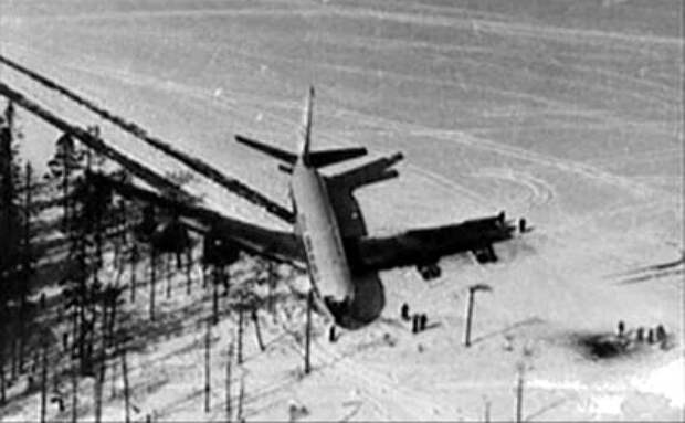 Советский истребитель сбил. Корейский Боинг 1978 год Карелия. Боинг 707 Корпиярви. Сбитый южнокорейский Боинг 1978. Озеро Корпиярви самолет.