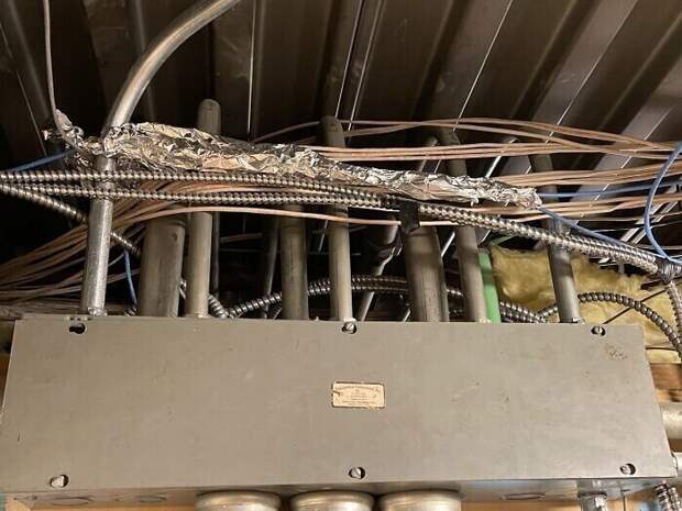 25. Установщик провел Cat5 над главной распределительной коробкой, решив экранировать кабель алюминиевой фольгой 25. Установщик провел Cat5 над главной распределительной коробкой, решив экранировать кабель алюминиевой фольгой
