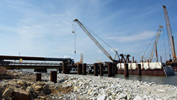 Строители Керченского моста установили первую морскую опору
