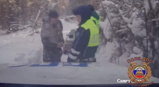Инспекторы ДПС помогли красноярским рыбакам, застрявшим в лесу на сутки