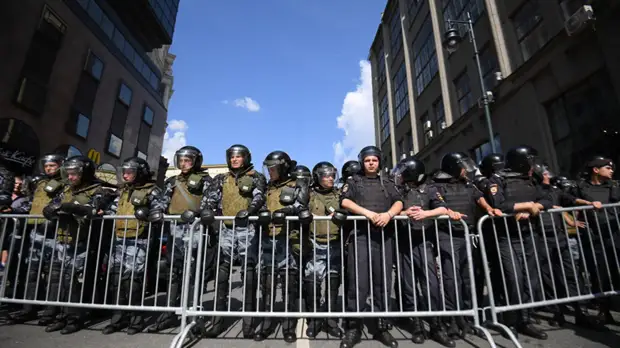 СК снял обвинения с пяти фигурантов дела о беспорядках в Москве