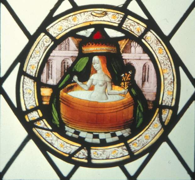 Женщина, принимающая ванну. Фрагмент витража в Брандисон-Холле, Норфолк, Англия, XV век