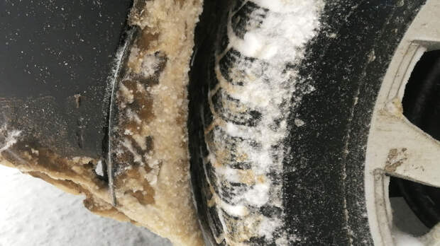 Специалисты советуют полностью очистить колёсные арки авто после снегопада