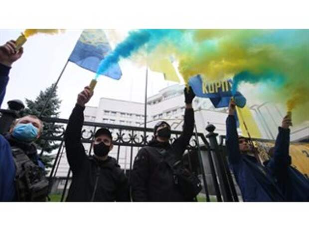 "Одна среди русского моря". Что Киев украинизирует в 2021-м