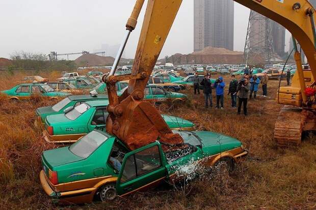Иногда на китайских автосвалках устраивают показушные уничтожения старых автомобилей, не отвечающих экологическим нормам. Провинция Хунань. автомобили, китай, свалка