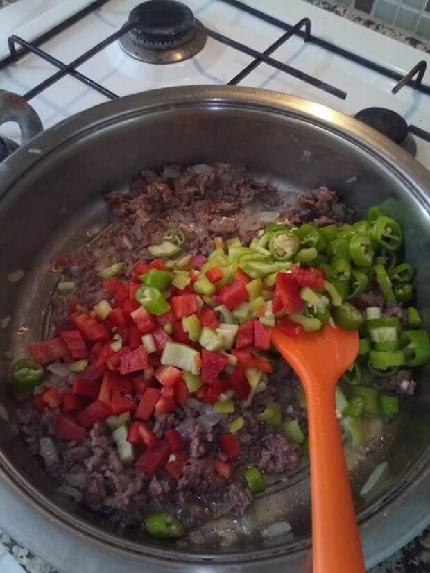 Добавляем в сковороду